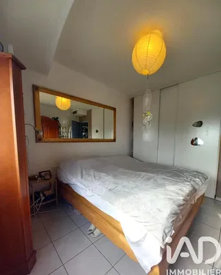 Ložnice; dlažba, přirozené světlo, moderní styl