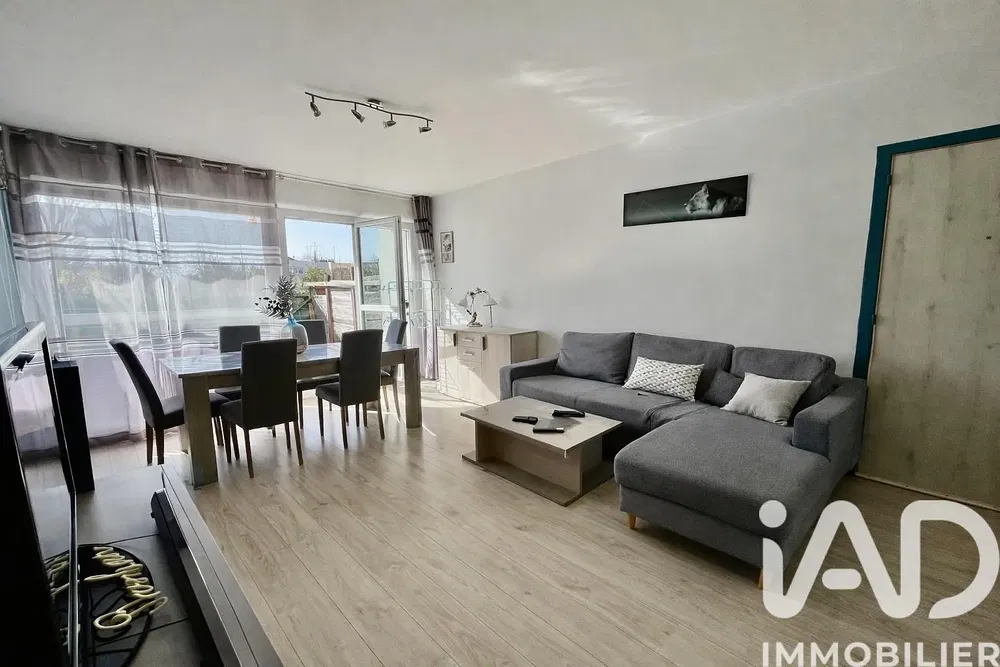 Woonkamer; natuurlijk licht, moderne stijl, houten vloer