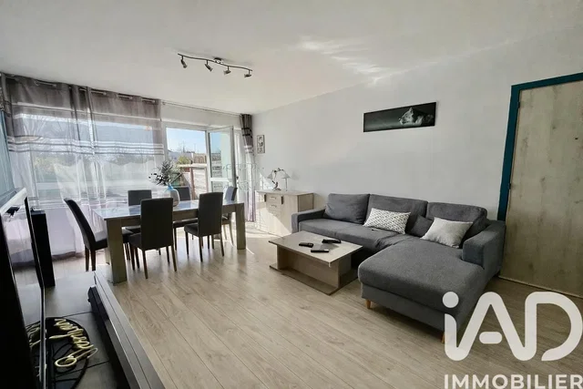 Woonkamer; natuurlijk licht, moderne stijl, houten vloer