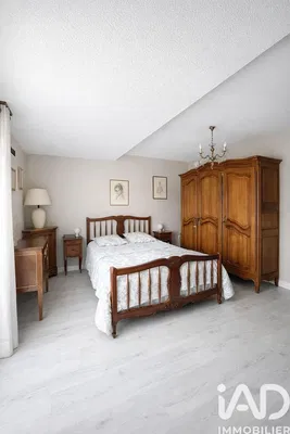 Спаваћа соба; дрвени под, рустикални стил, природно светло