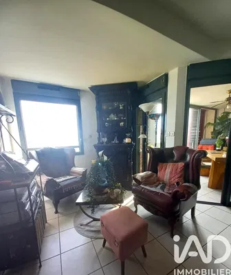 Obývací pokoj; dlažba, přirozené světlo