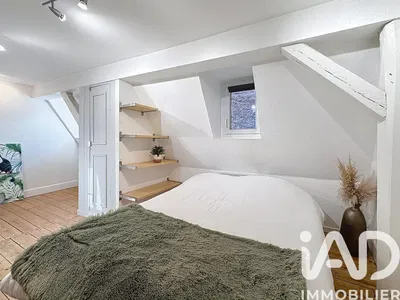 Slaapkamer; houten vloer, natuurlijk licht, moderne stijl