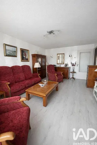 Woonkamer; houten vloer, natuurlijk licht, moderne stijl