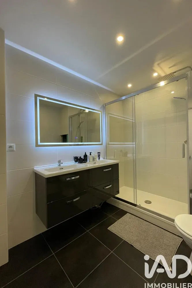 Купатило; реновиран, плочице, природно светло, модерни стил