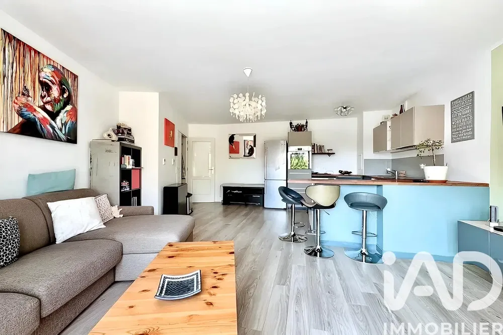 Obývací pokoj; moderní styl, přirozené světlo, dřevěná podlaha