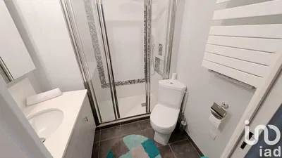 Badkamer; tegelvloer, gerenoveerd, natuurlijk licht