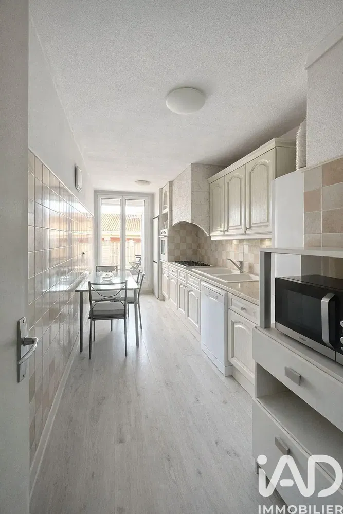 Кухиња; кухињски апарати, природно светло, модерни стил