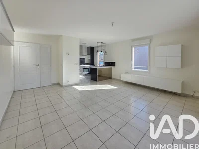 Obývací pokoj; dlažba, přirozené světlo, po rekonstrukci