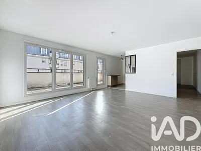 Obývací pokoj; výhled, dřevěná podlaha, přirozené světlo, po rekonstrukci