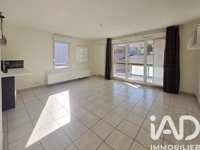 Obývací pokoj; dlažba, přirozené světlo, po rekonstrukci