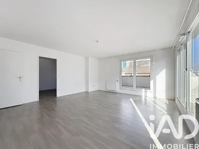 Obývací pokoj; přirozené světlo, dlažba