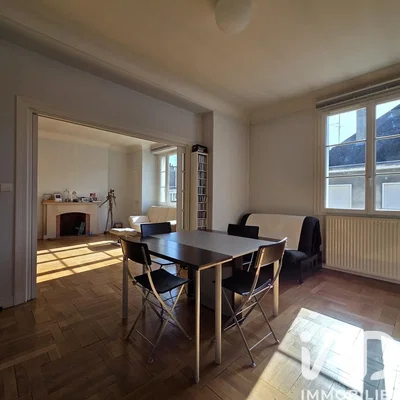 Дневна соба; камин, дрвени под, природно светло