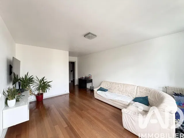 Woonkamer; houten vloer, natuurlijk licht