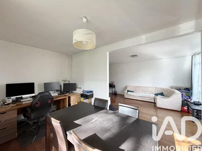 Дневна соба; дрвени под, природно светло