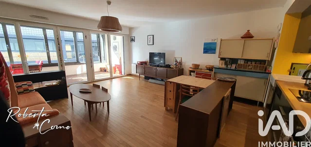 Woonkamer; uitzicht, houten vloer, natuurlijk licht