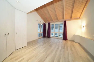 غرفة نوم; عوارض خشبية, أرضية خشبية, ضوء طبيعي, إطلالة