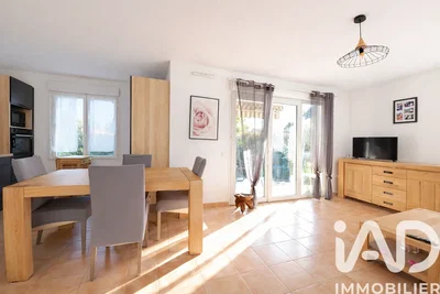 Woonkamer; tegelvloer, natuurlijk licht, moderne stijl