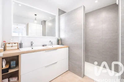 Badkamer; gerenoveerd, tegelvloer, natuurlijk licht