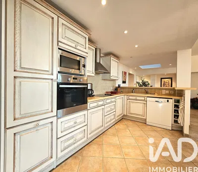 Кухиња; кухињски апарати, плочице, реновиран, природно светло