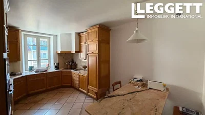 Кухиња; плочице, кухињски апарати, природно светло