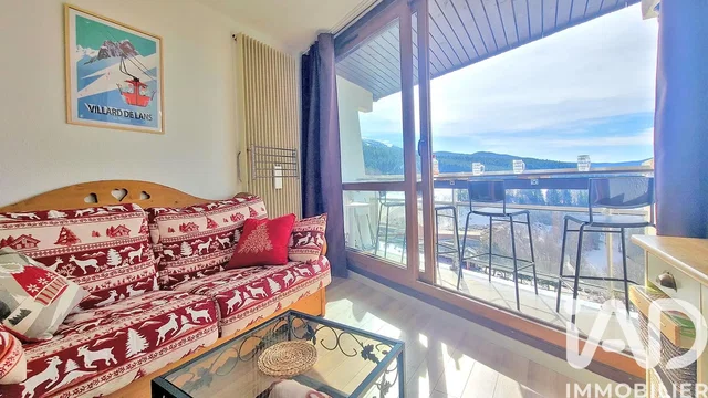 Хол; гледка, естествена светлина