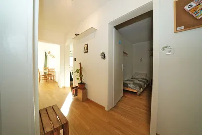 غرفة نوم; أرضية خشبية, ضوء طبيعي