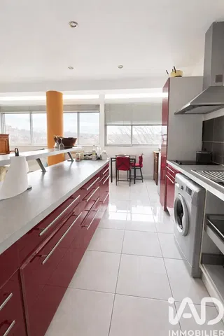 Keuken; keukenapparatuur, tegelvloer, natuurlijk licht, moderne stijl