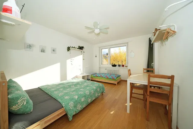 غرفة نوم; أرضية خشبية, ضوء طبيعي, أسلوب عصري