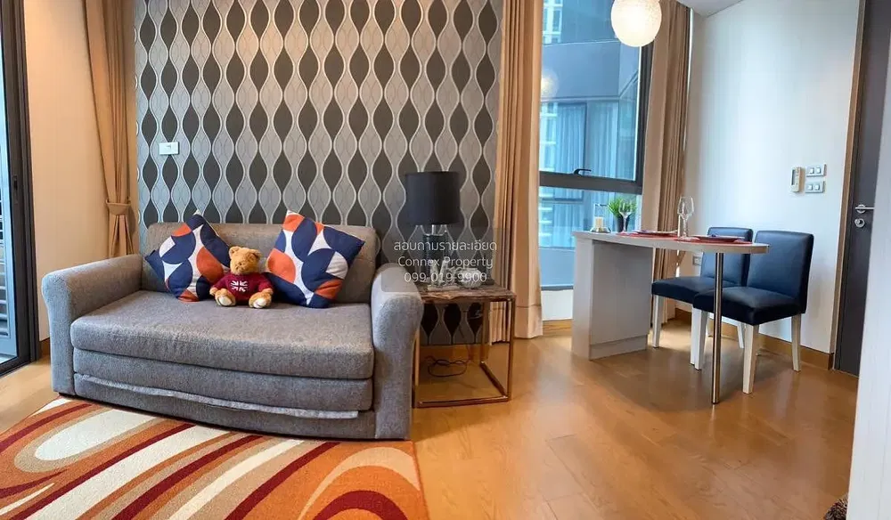 Obývací pokoj; moderní styl, dřevěná podlaha, přirozené světlo