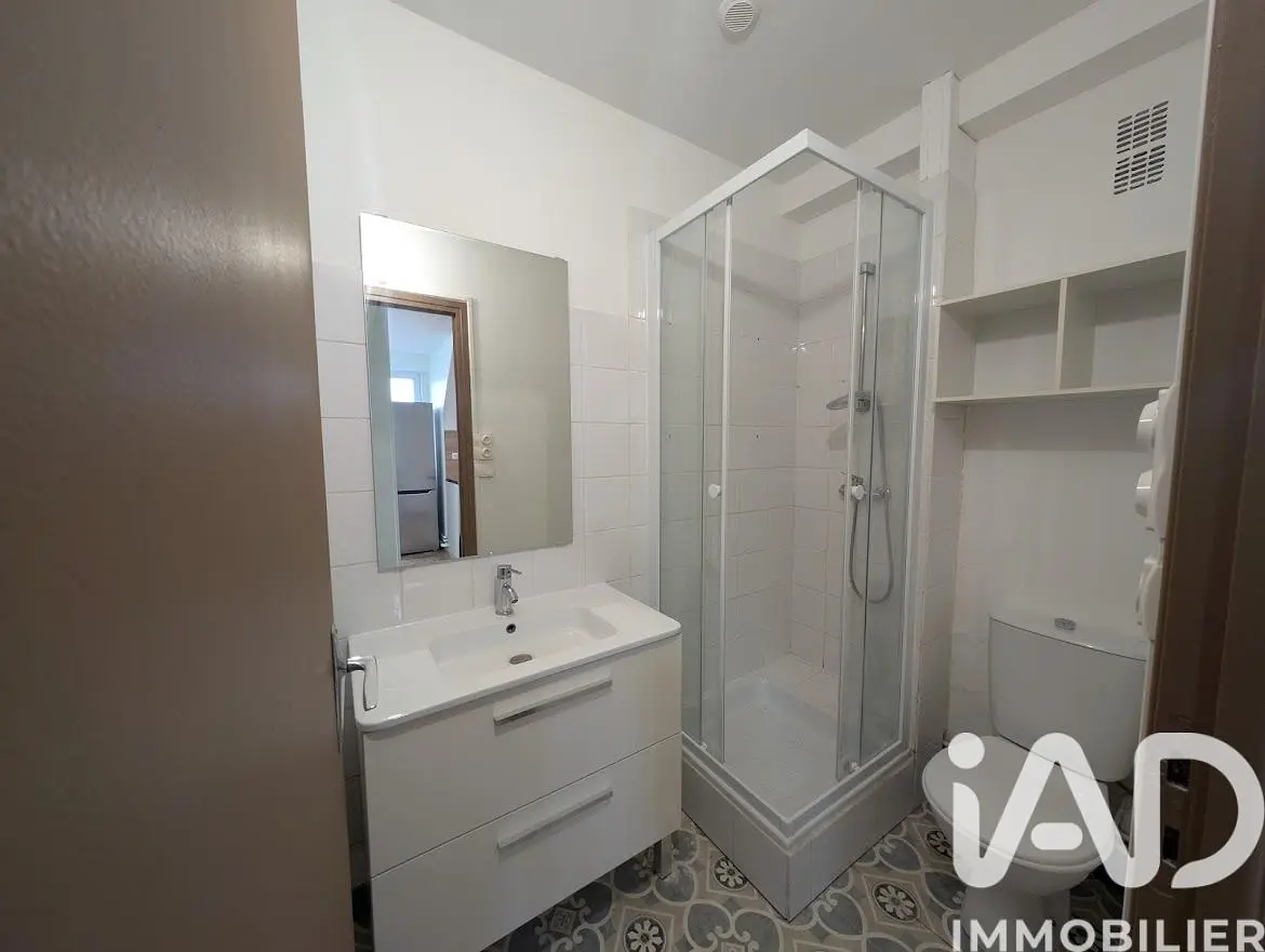 Salle de bain; carrelage, rénové, lumière naturelle, style moderne