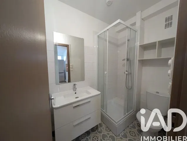 Salle de bain; carrelage, rénové, lumière naturelle, style moderne