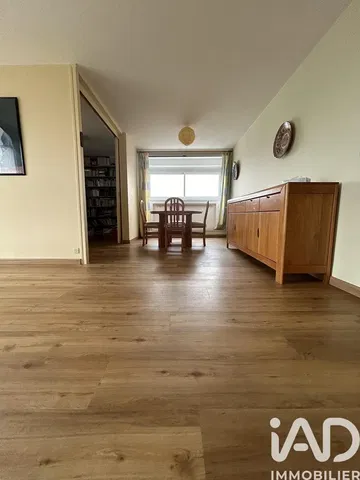 Obývací pokoj; dřevěná podlaha, přirozené světlo