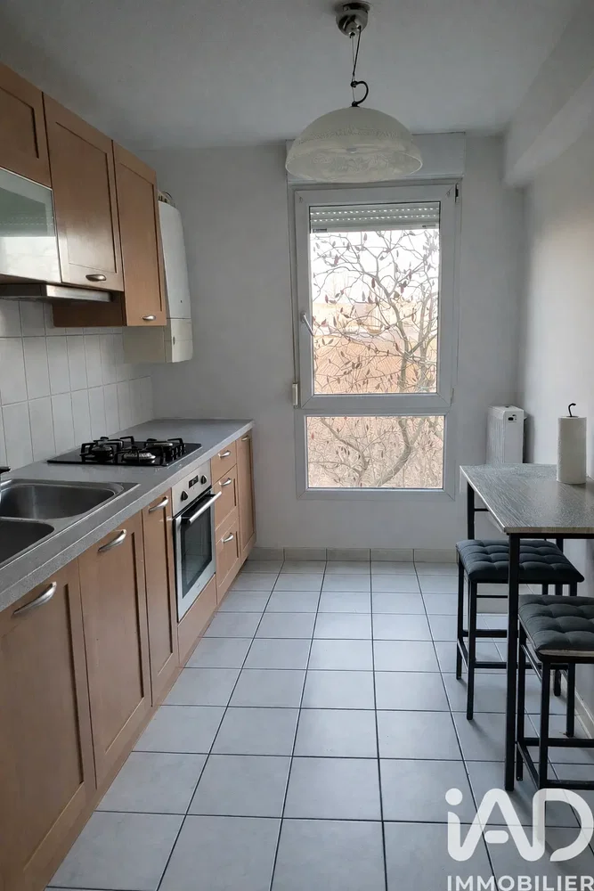Кухиња; кухињски апарати, плочице, природно светло