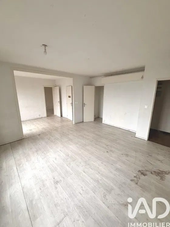 Дневна соба; плочице, потребна реновација, природно светло