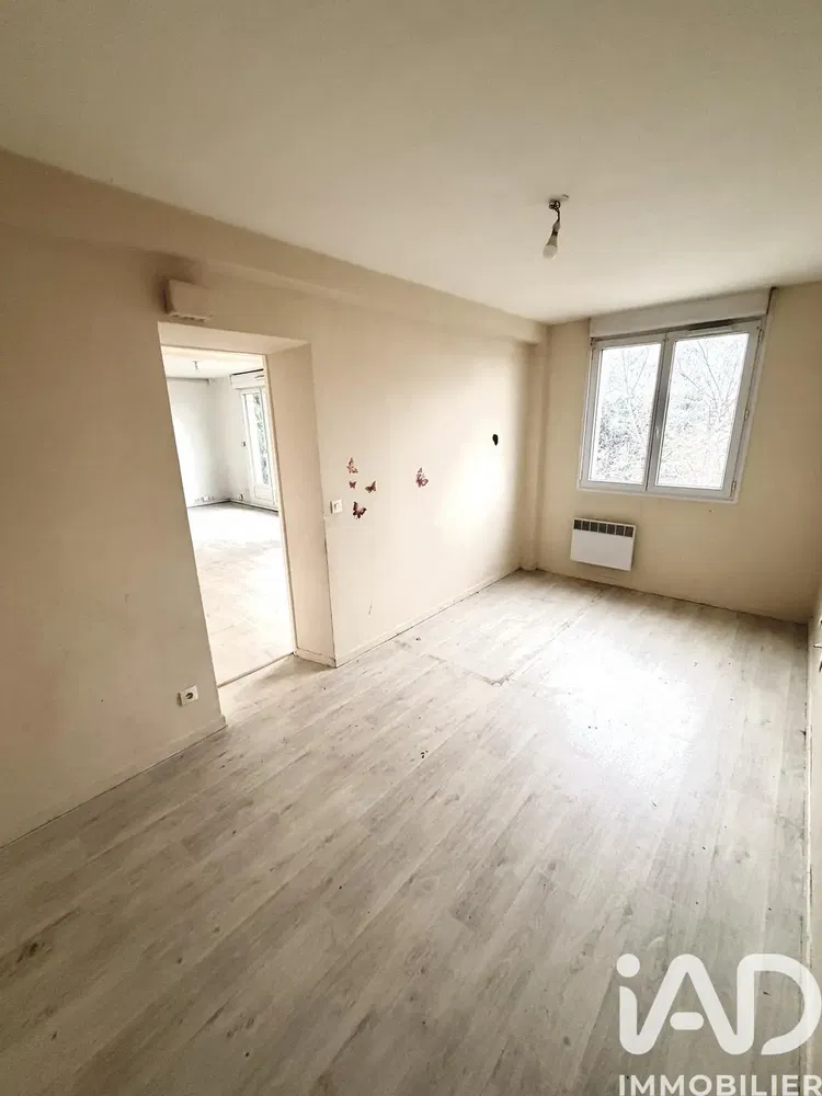 Дневна соба; потребна реновација, природно светло, плочице