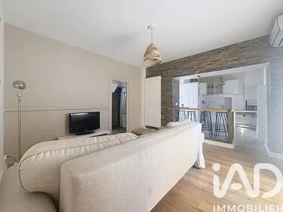 Obývací pokoj; dřevěná podlaha, přirozené světlo, moderní styl