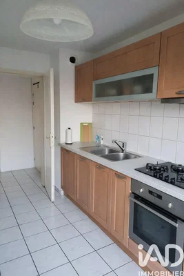 Cocina; suelo de baldosas, electrodomésticos