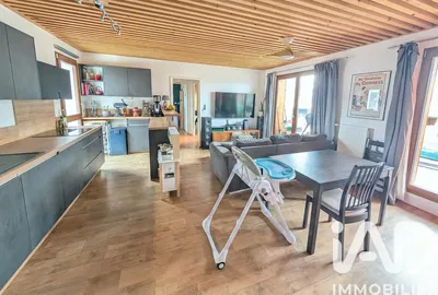 Obývací pokoj; výhled, dřevěná podlaha, přirozené světlo