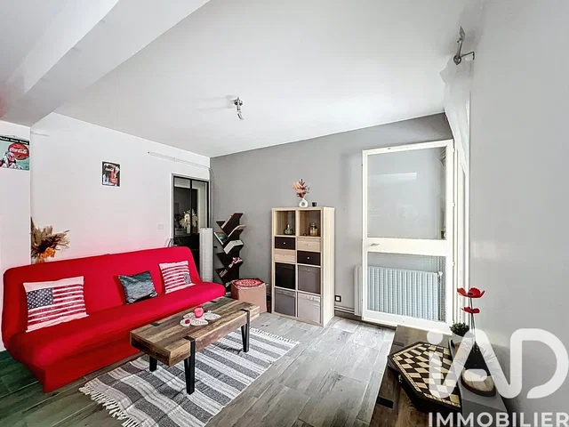 Woonkamer; moderne stijl, houten vloer, natuurlijk licht