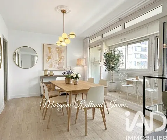 Sala da pranzo; luce naturale, stile moderno, pavimento in legno