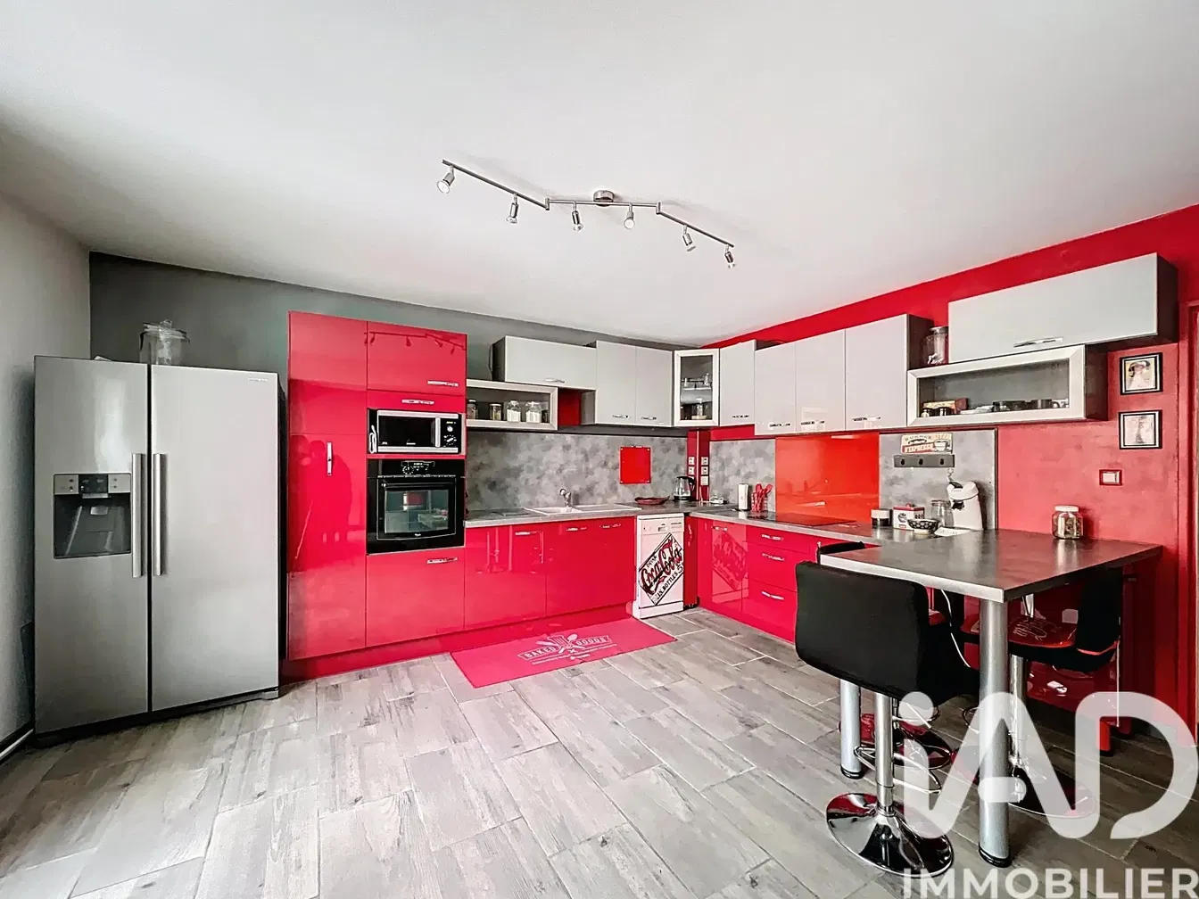 Keuken; keukenapparatuur, tegelvloer, gerenoveerd, natuurlijk licht