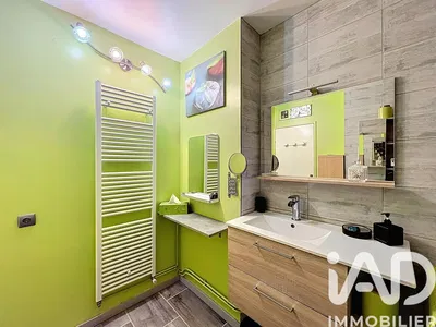 Badkamer; gerenoveerd, tegelvloer, natuurlijk licht, moderne stijl