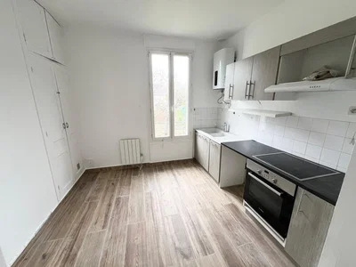 Cucina; elettrodomestici, pavimento in piastrelle, luce naturale, ristrutturato