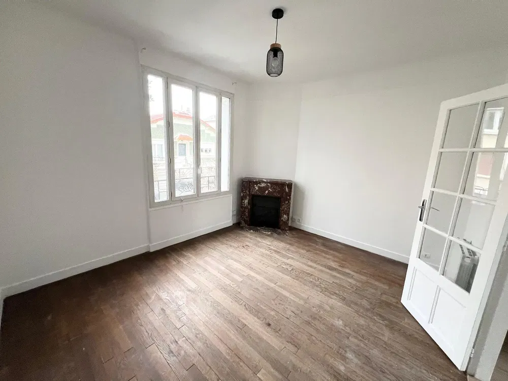 Soggiorno; camino, pavimento in legno, luce naturale