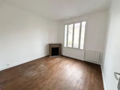 Soggiorno; camino, pavimento in legno, luce naturale