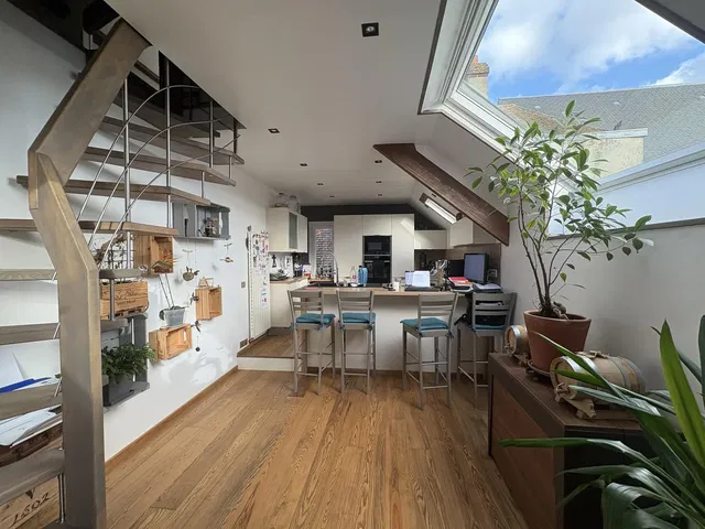 Keuken; uitzicht, houten vloer, natuurlijk licht