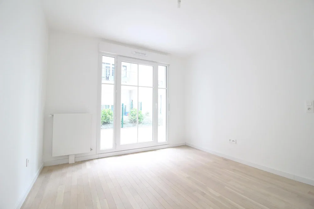 Soggiorno; vista, pavimento in legno, luce naturale, ristrutturato