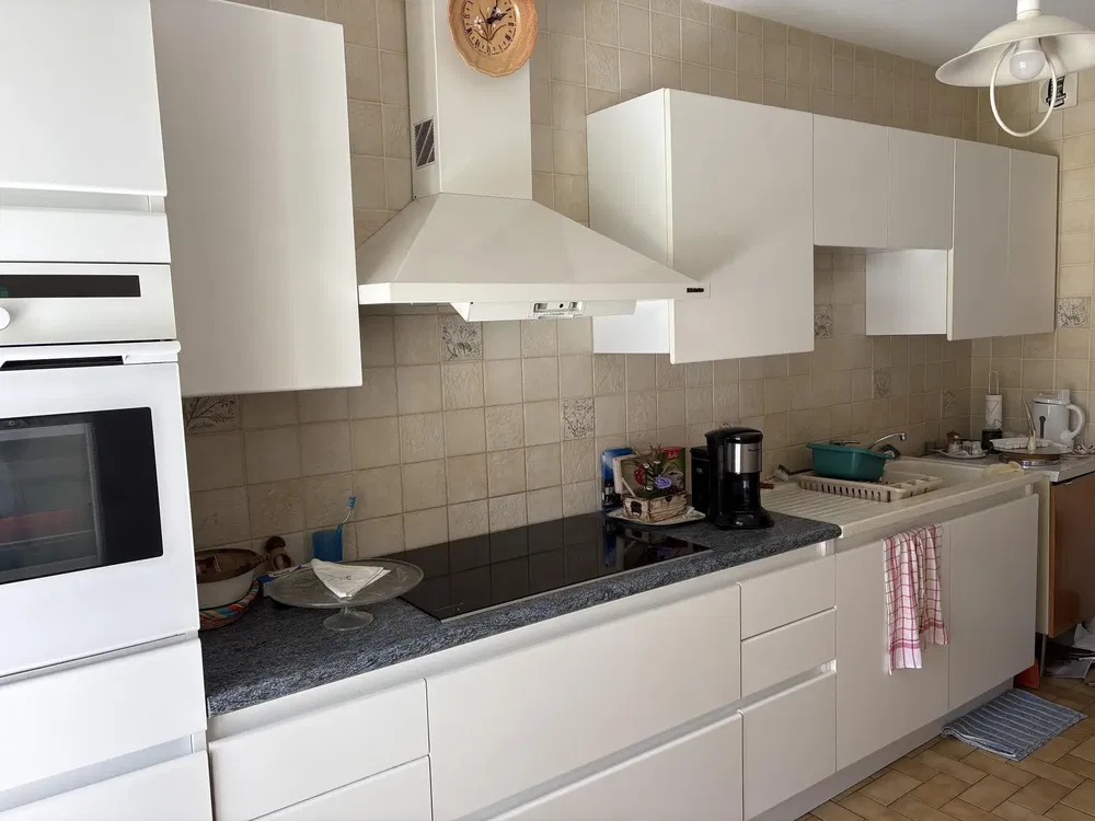 Keuken; keukenapparatuur, tegelvloer