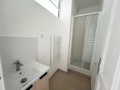 Bagno; pavimento in piastrelle, luce naturale, ristrutturato