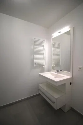 Bagno; pavimento in piastrelle, ristrutturato, luce naturale, stile moderno